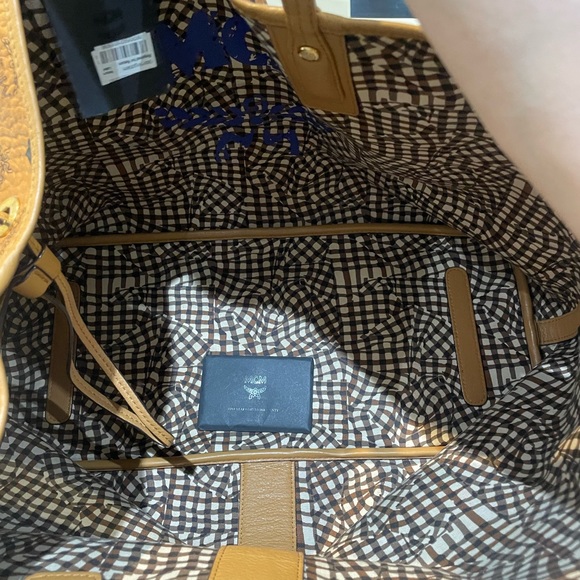 MCM Liz large reversible tote with clutch and extra strap. Great condition - Picture 13 of 15